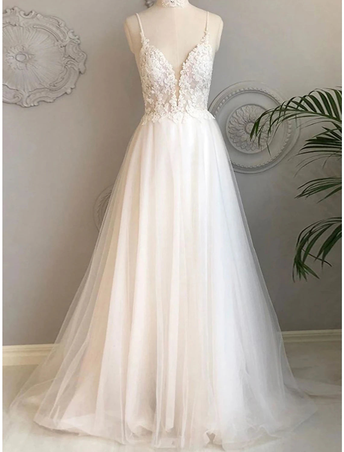 A-Linie Abendkleid Minimalistisches Kleid Verlobung Sweep / Brush Train Ärmellos V-Ausschnitt Tüll mit Perlenapplikationen Schulterblume